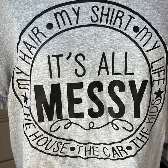 It’s All Messy Gray Tee Womens Medium Lightweight Short Sleeve New Tshirt - Picture 2 of 8